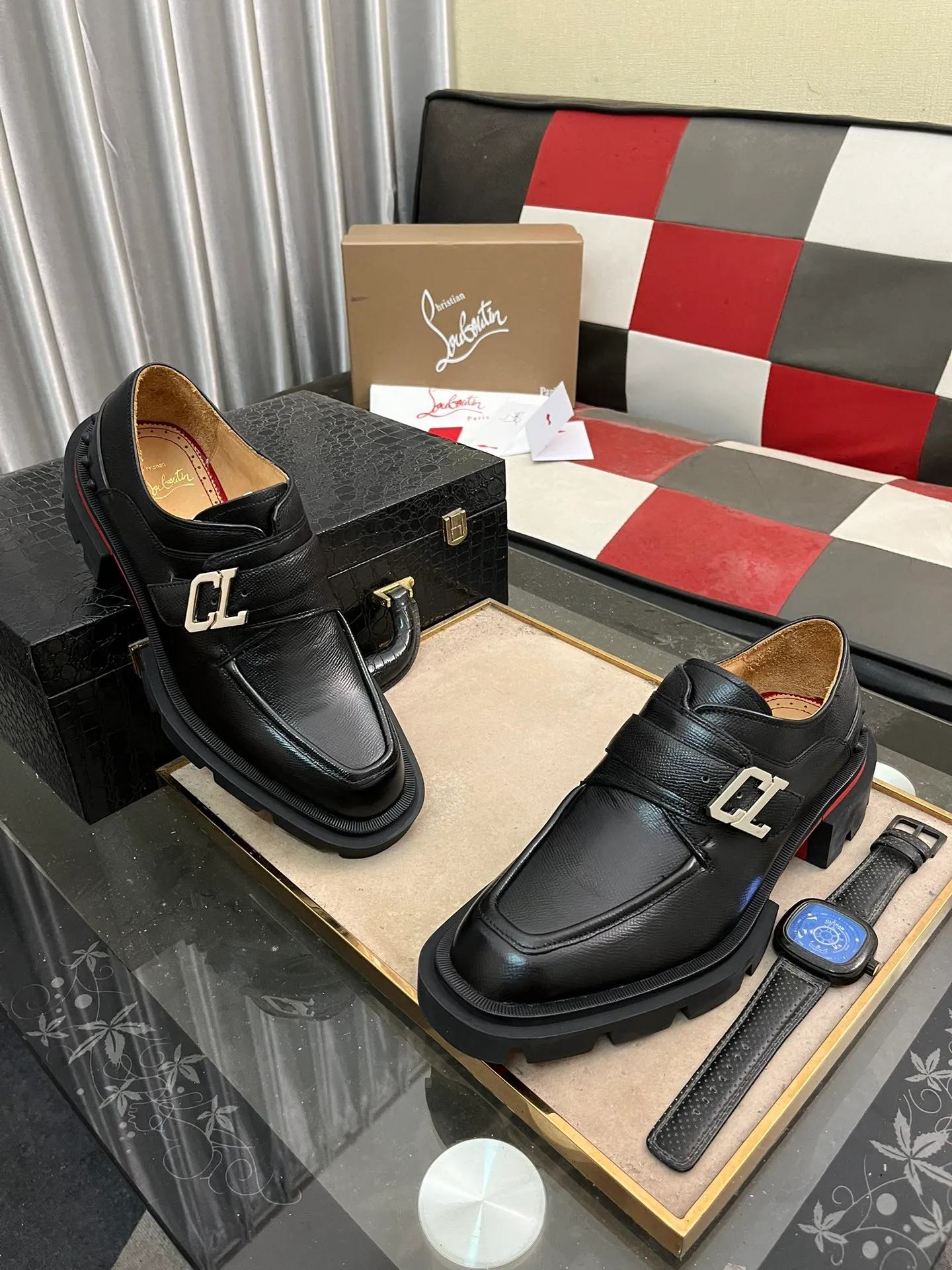 Men's shoes 💰820⌚️⌚️CL New formal leather shoes Christia* Loubouti* red-soled shoes GREGGO men's Oxford shoes Made of imported cowhide/glossy patent leather/stitched contrasting high silk suede. Three-section toe design. Iconic red outsole, the ultimate personalized shoe. Original color cowhide lining. Original Italian leather outsole; fine workmanship brings you a luxurious experience. With its neat silhouette and straightforwardness, GREGGO men's Oxford shoes are Oxford shoes born for city roaming. The elegant lines and classic silhouette exude eternal charm. The black patent leather material is exquisite and eye-catching, adding a sense of luxury to the overall look. The slender toe design is full of elegance, and matched with closed shoelaces of the same color, the sophistication is invisible. The slim sole design provides the shoes with a light foot feel, elegant steps, and a refined and elegant look. Shows outstanding texture.  Standard leather shoe size: 38-44